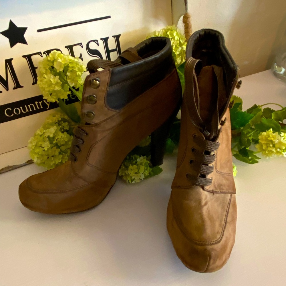 Boots N by Nicole Miller. Brown Suede